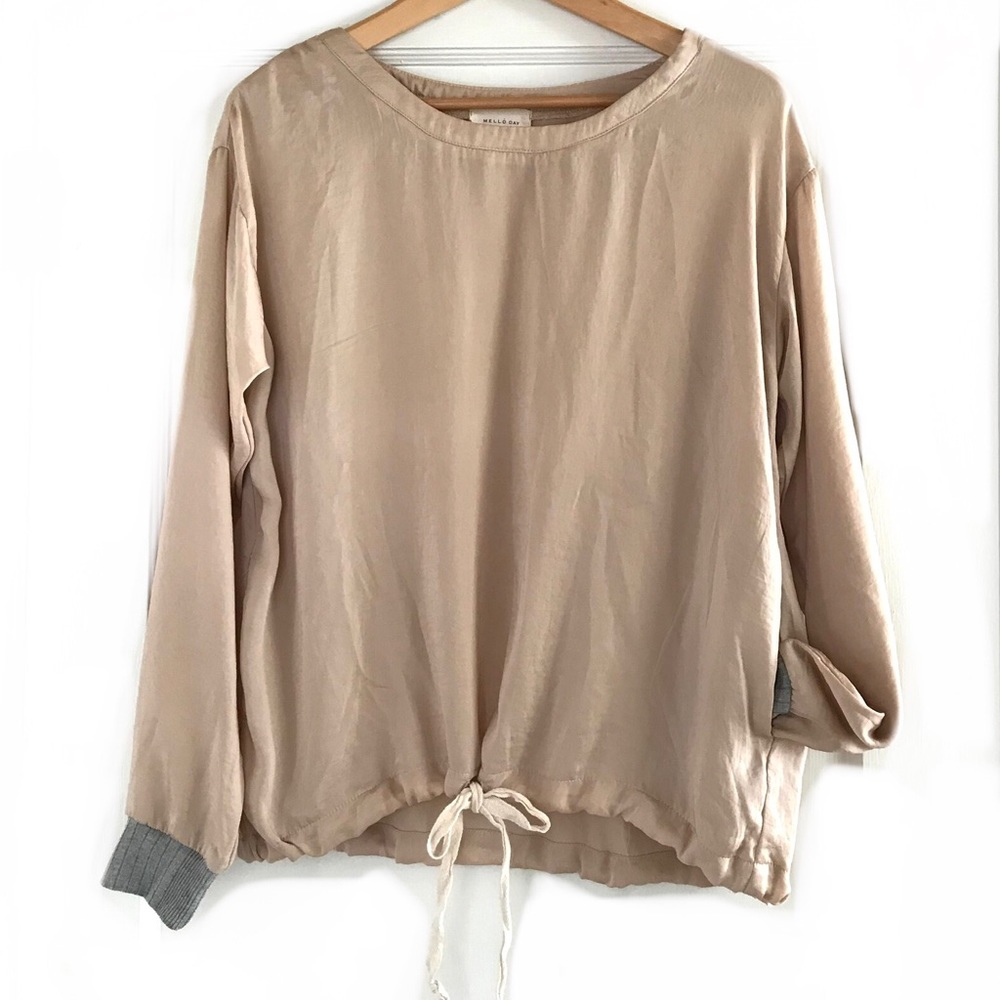 Melló Day champagne lightweight drawstring pullover w/ pockets